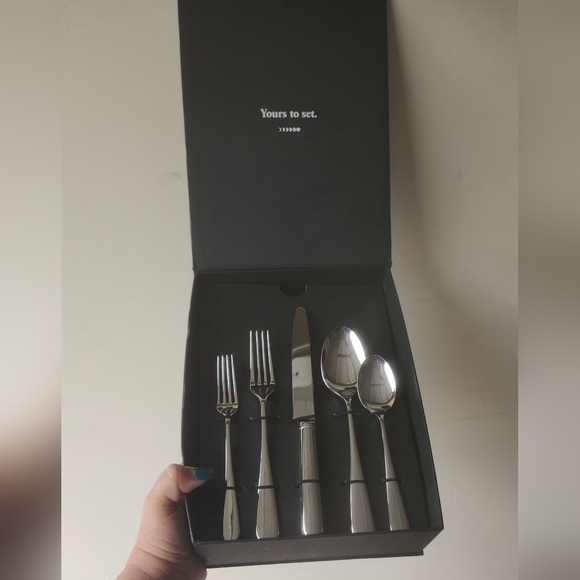 NEW! Year&Day 20pc Flatware Set - Picture 4 of 5
